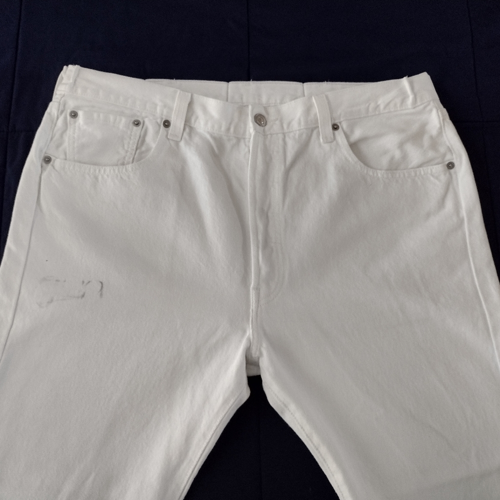 Men's white Levi's 36